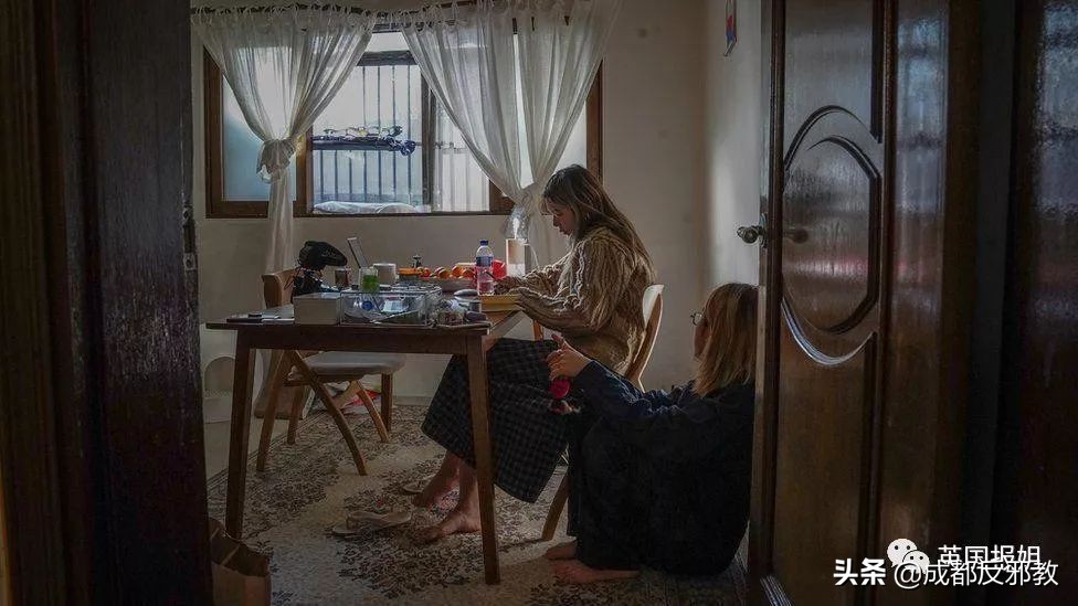 阴冷潮湿、蟑螂乱窜，住在半地下室是很多韩国人的真实日常