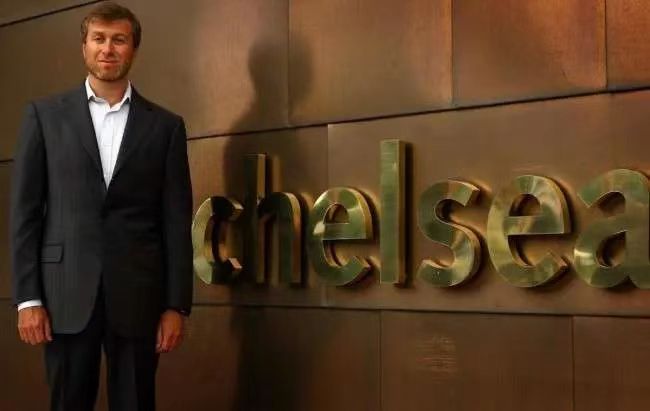 所有队长将佩戴蓝黄配色的袖标（英超：曼城VS曼联，瓜迪奥拉赛前发言矛盾直指英足总，曼城危险？）