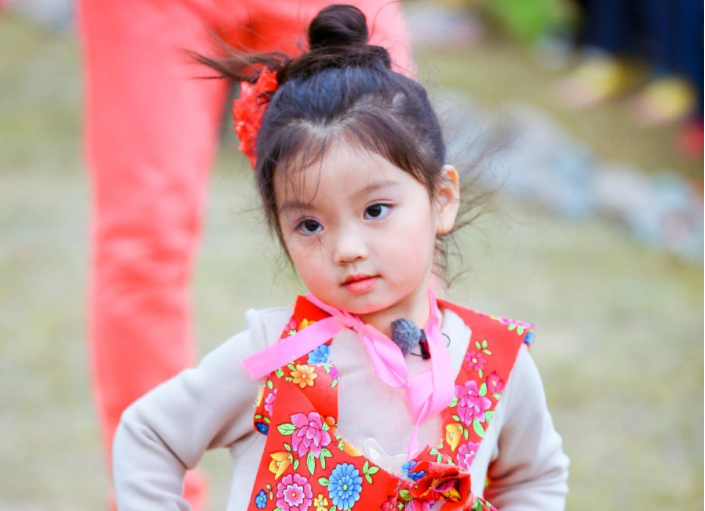 童星阿拉蕾长大了，8岁模样显成熟，颜值跟小时候有差距