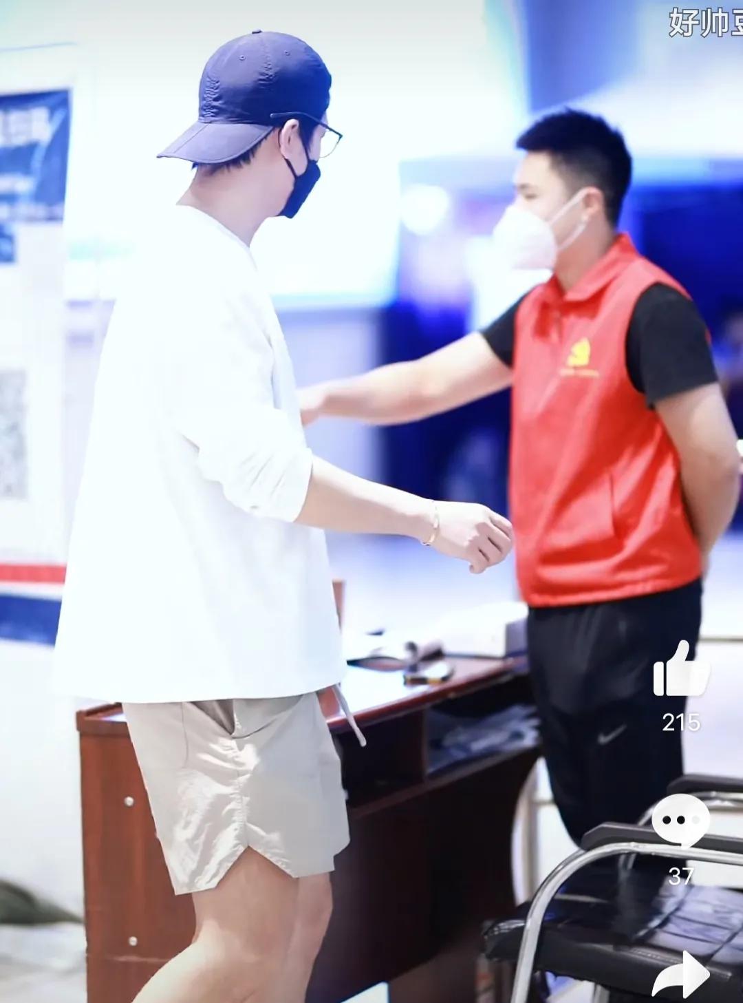 220707窦骁现身北京机场，简约休闲穿搭，低调出行