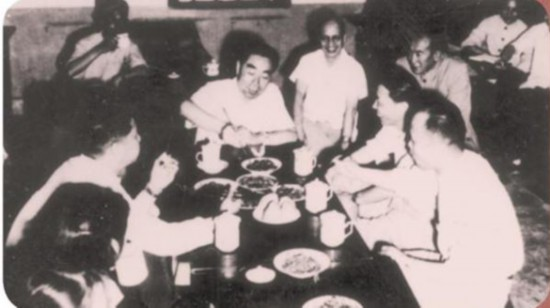 1959年周恩来视察南开大学，炊事员想给总理做饭，周恩来婉言谢绝