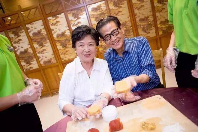 "康婶"黄锦裳的现实生活,82岁仍不想退休,与丈夫已爱了62年