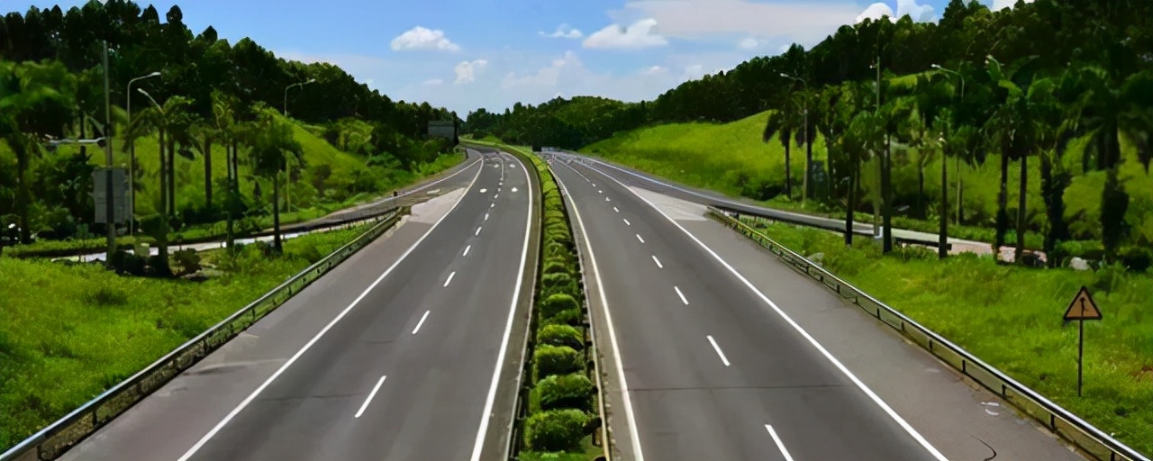 同方向有两条车道,行驶时限速多少