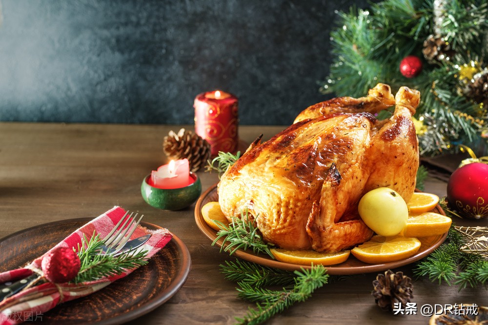火鸡和南瓜饼也是国外在庆祝感恩节是必备的食物,正是由于这个习俗也