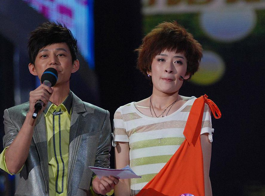 54岁的包小柏：娶圈外人妻子，女儿患癌离世，与哥哥抱头痛哭