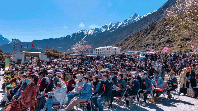 �����м����ص��߽조�����һ��ڡ���Ļ����Ķ�һ�����ӭ��