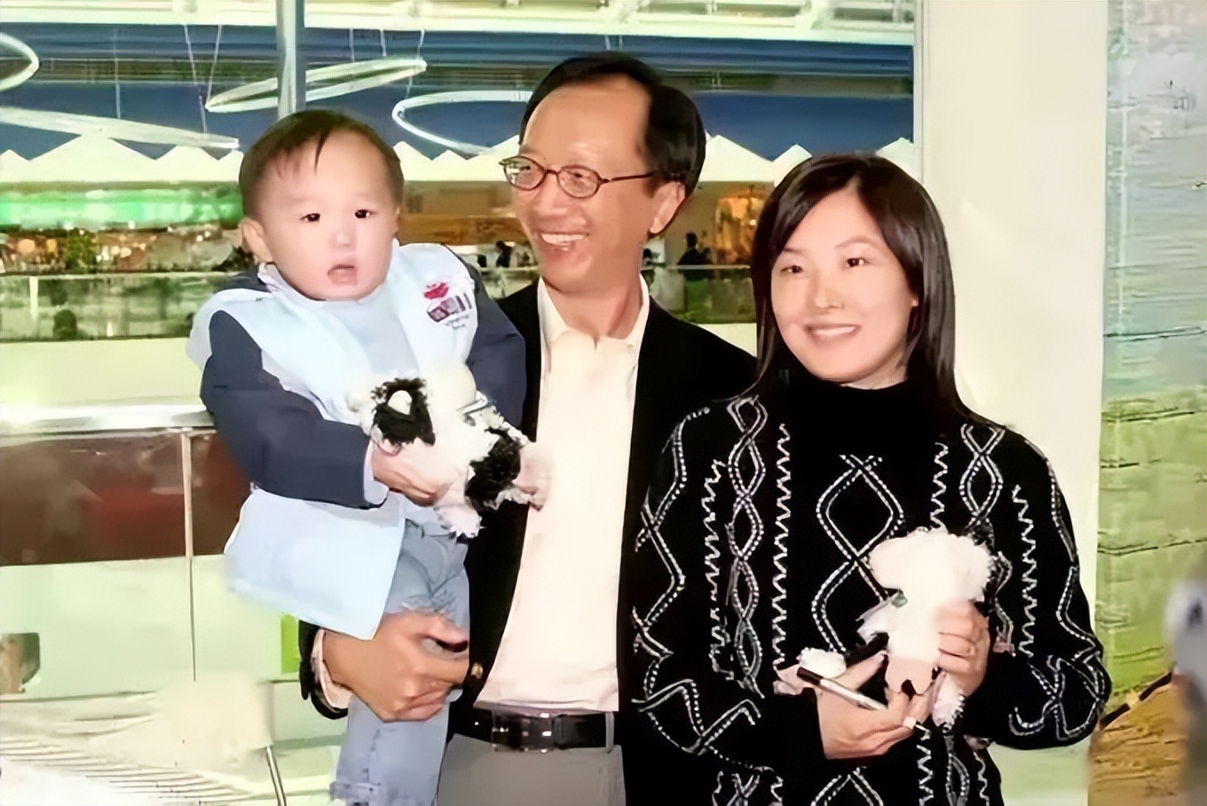 跳水天后伏明霞现状如何（跳水女皇伏明霞近况：71岁丈夫身价百亿，19岁女儿亭亭玉立）