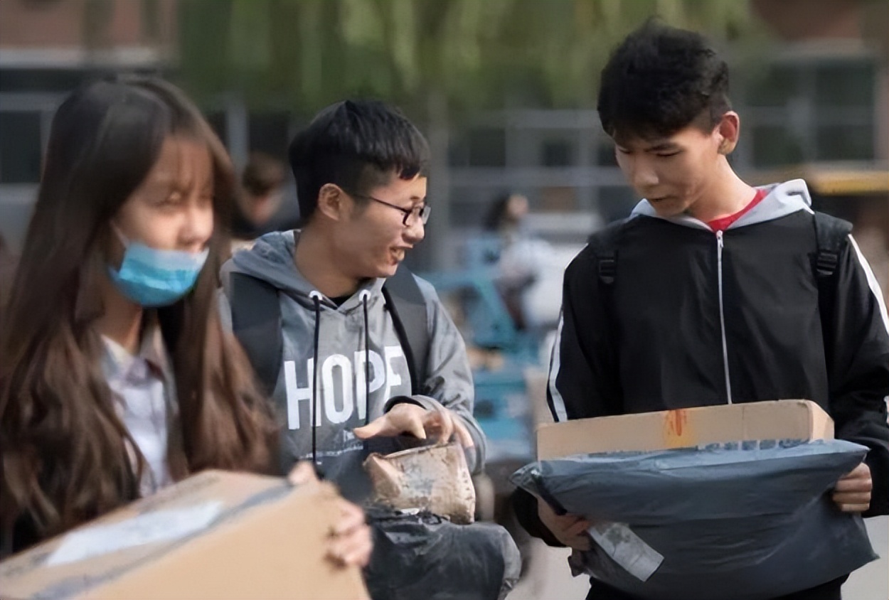 大学里有种隐形贫困生，穿戴大牌花钱豪爽，期末却领贫困补助