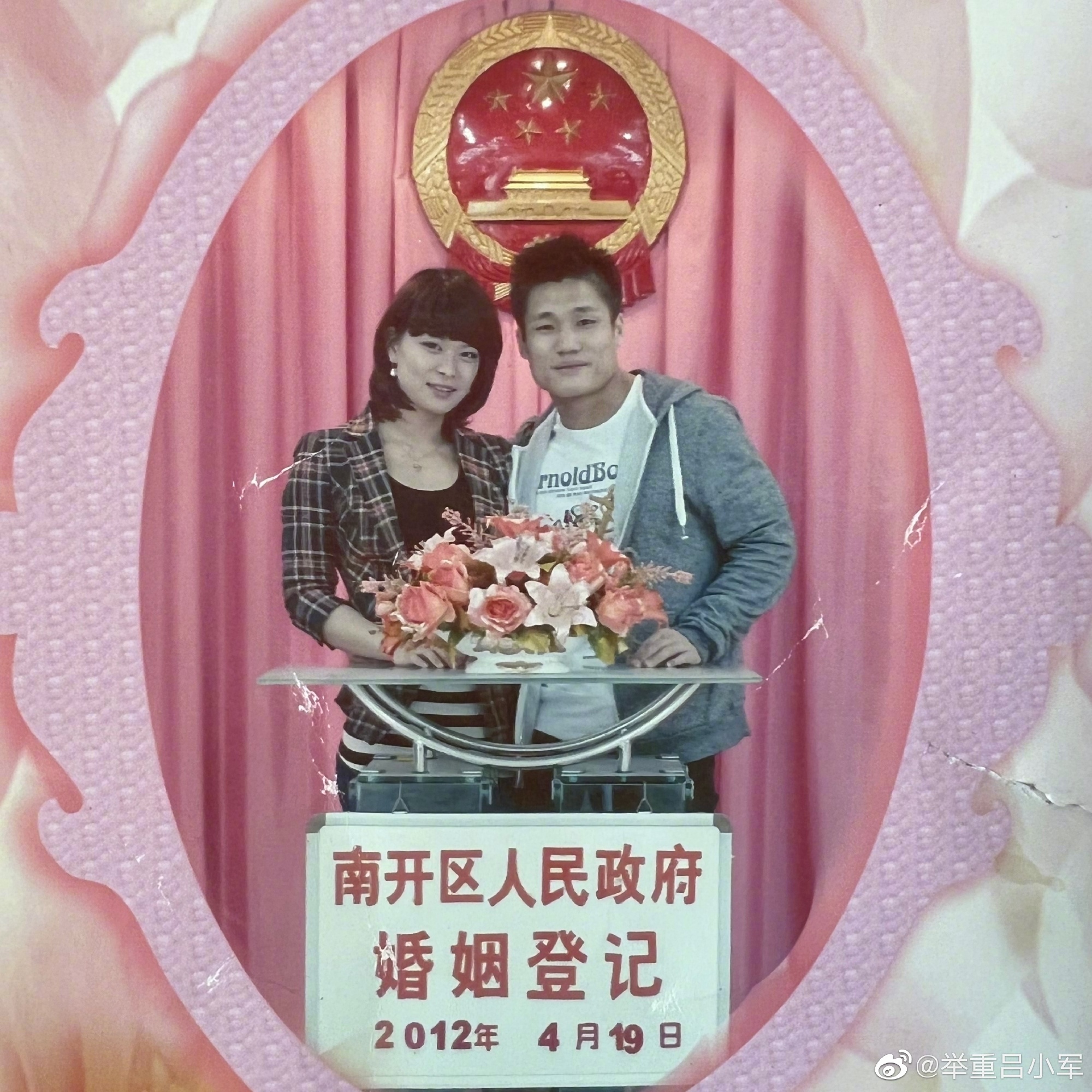 奥运举重冠军带妻子照片(中国37岁奥运冠军晒结婚十周年照片，嫂子婚前婚后变化巨大)