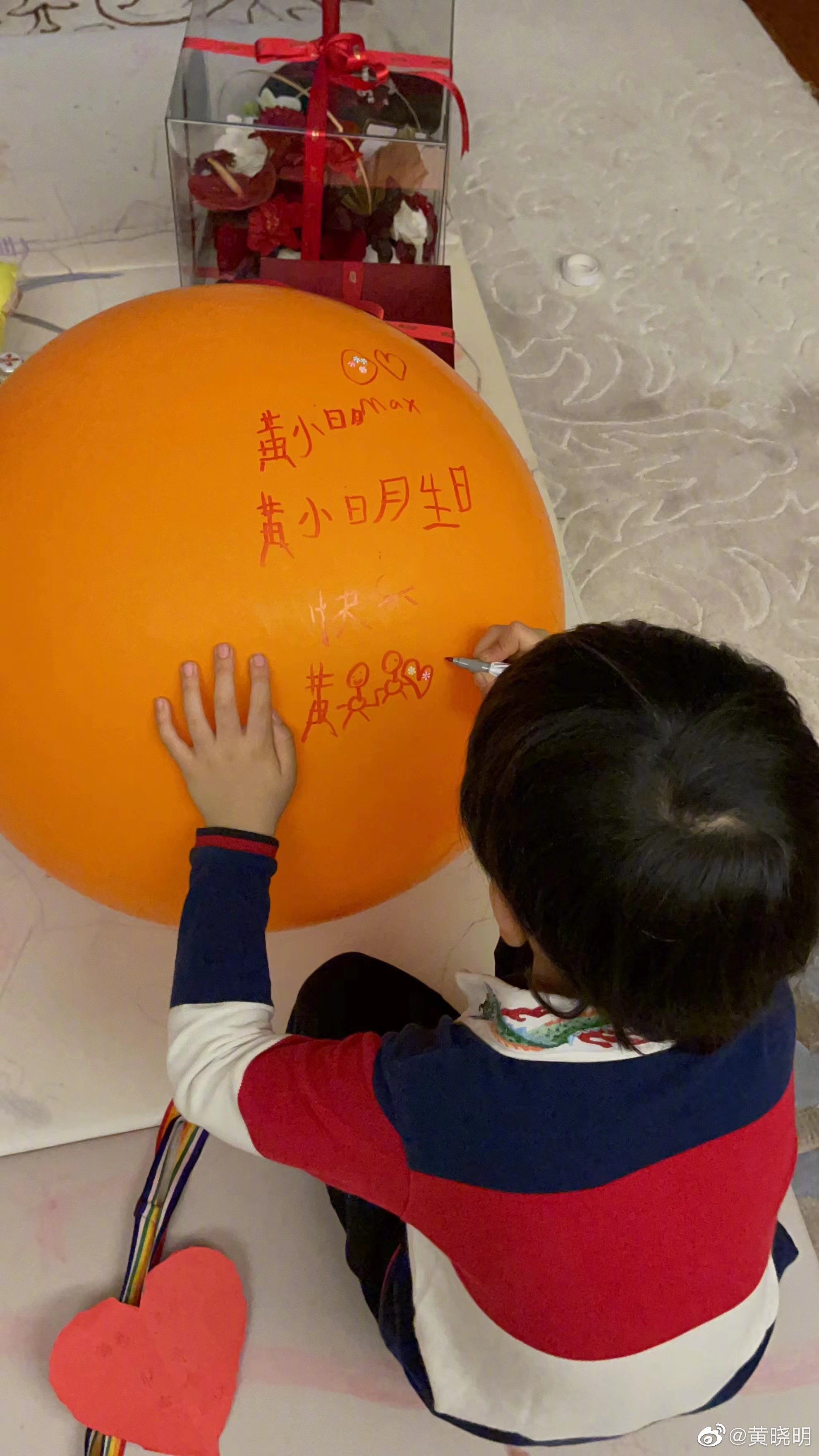 黄晓明45岁生日5岁小海绵画一家三口写字送祝福,场面温馨好唏嘘