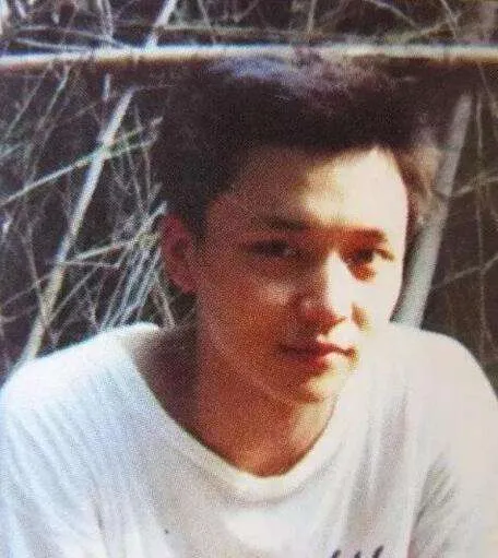 52岁帅大叔《开端》里演技炸裂:初婚净身出户,39岁二婚娶小娇妻,却因摸小鲜肉手上了热搜