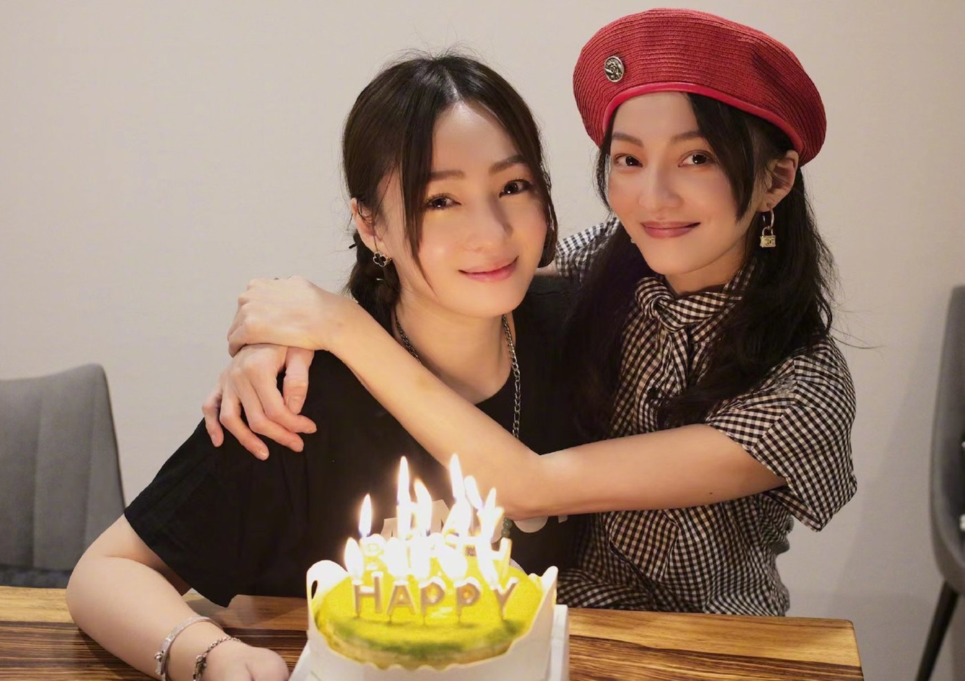 张韶涵为妹妹庆生，差1岁却长得像双胞胎，万梓良前妻携女儿现身