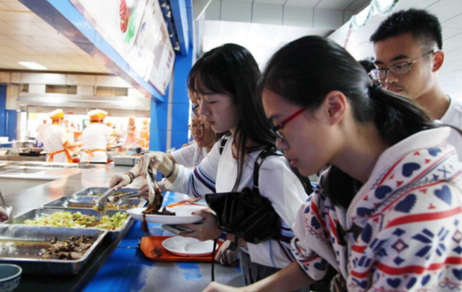 广州大学生每月1000元“生活费”，真的不够用吗？网友吵翻天了