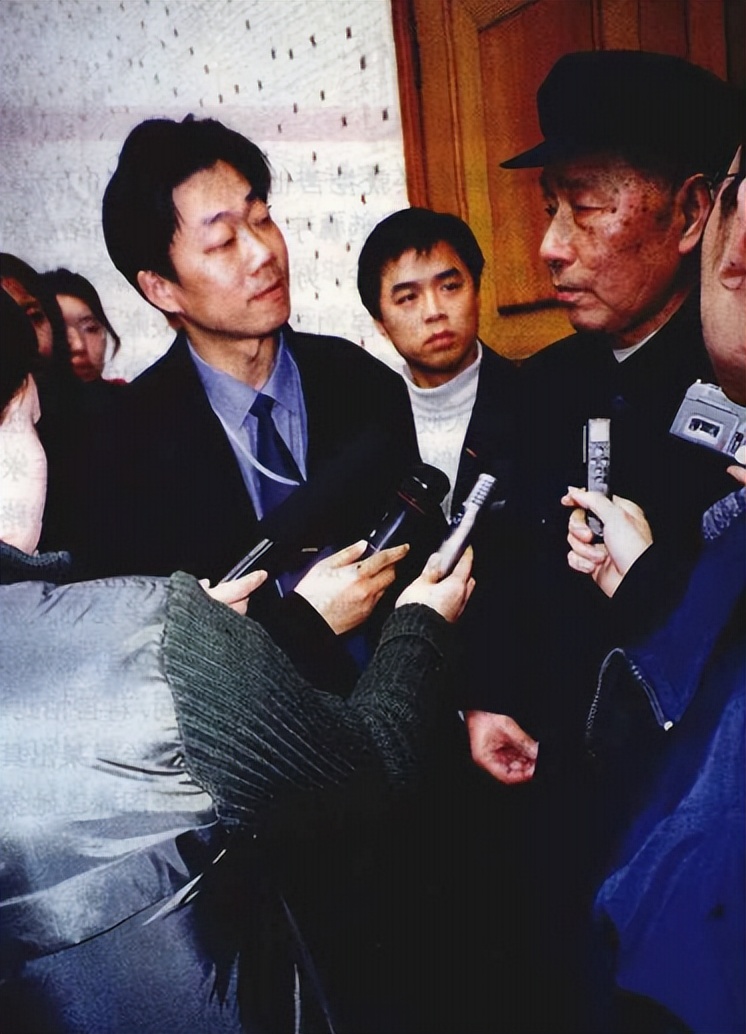 湖南女巨贪蒋艳萍，贪千万心虚到拜佛，八旬老人10年反腐将其告倒