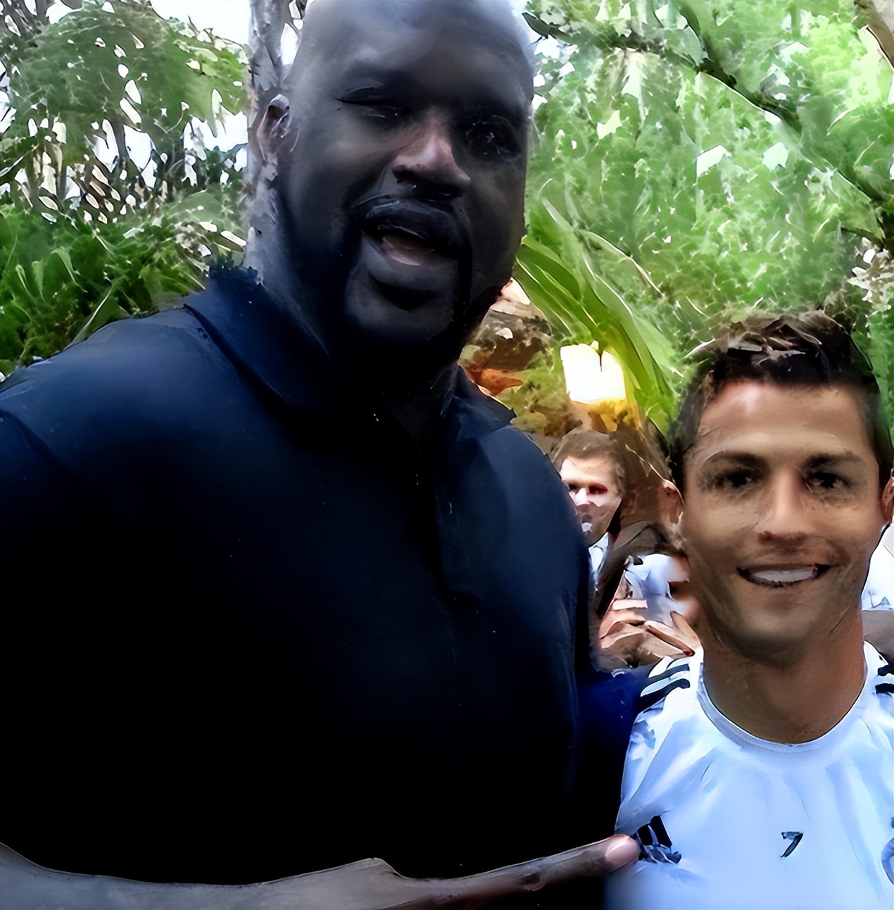 nba球星和普通人对比(奥尼尔跟普通人合影真是降维打击!