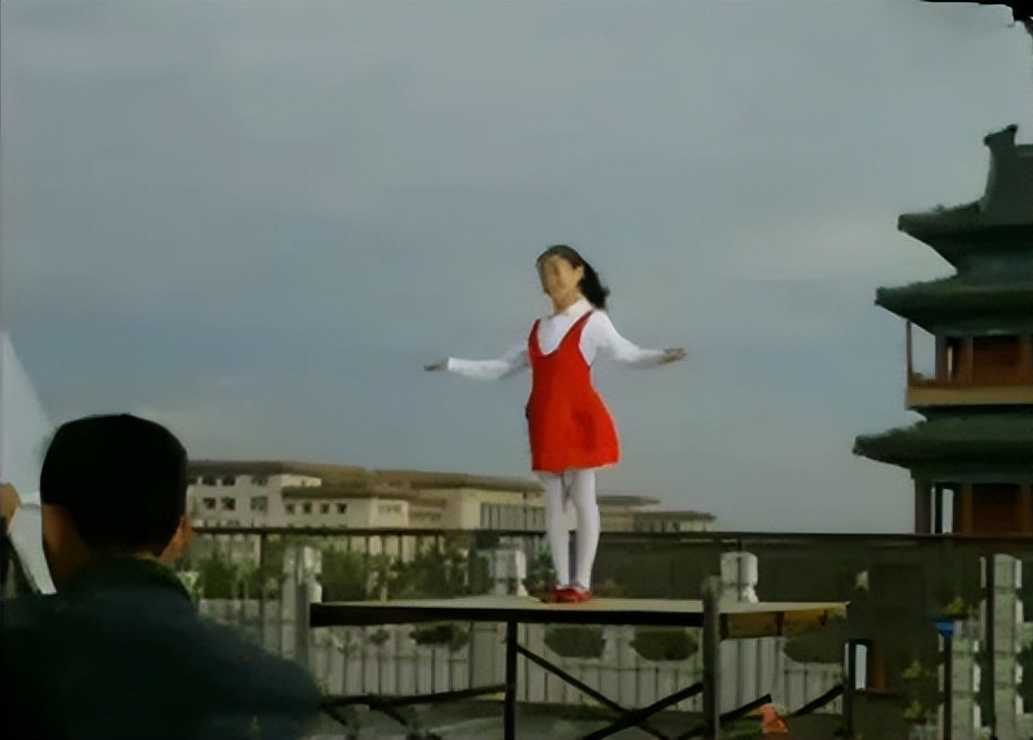 沙排宝贝彩排(2008年，那个唱了《北京欢迎你》第一句的9岁女孩，如今怎样了？)