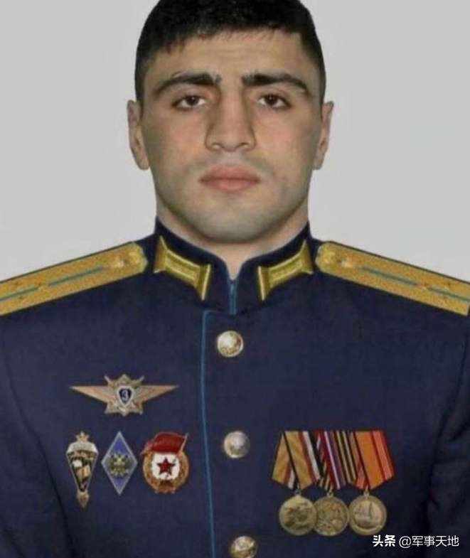 ���Ա���������²������ǰ���ھ����汳����һ������˹��Ӣ�۳���