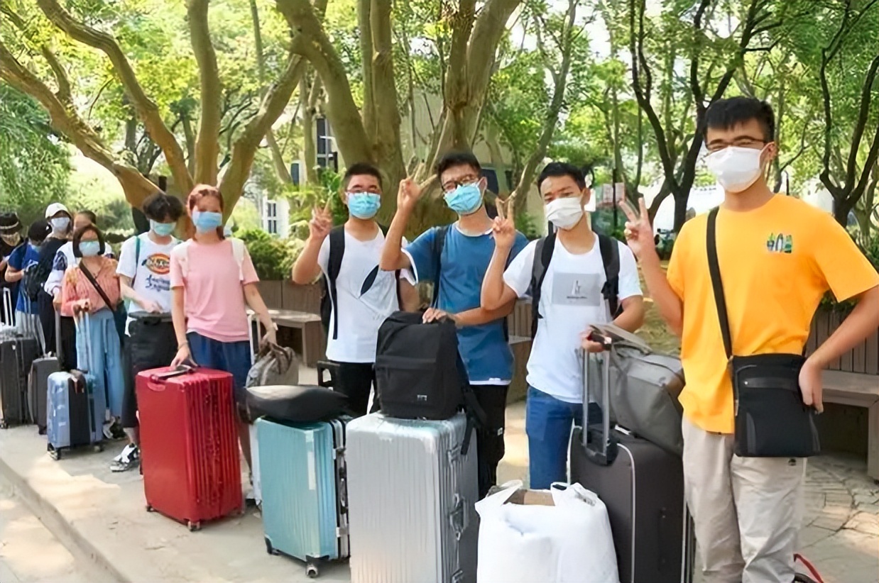 寒假刚结束暑假就来了，个别高校下发通知，大学生将迎来超长暑假