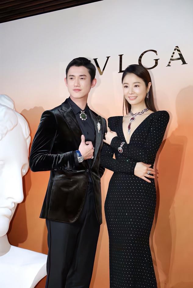 林心如怎么瘦的！S码的礼服塞进去竟然没赘肉，没了大红唇真养眼