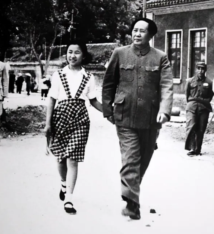 75年毛主席病重，得知李讷的工作已有着落，欣慰地点点头：可以了