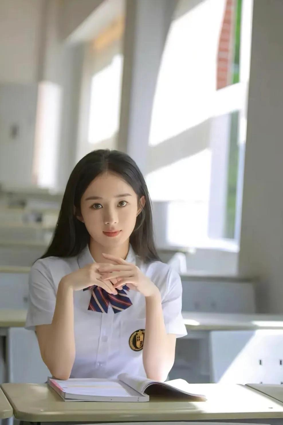 女星赵丽颖—巧笑嫣然，淡妆点缀，瓷肌红唇，漂亮的不像话