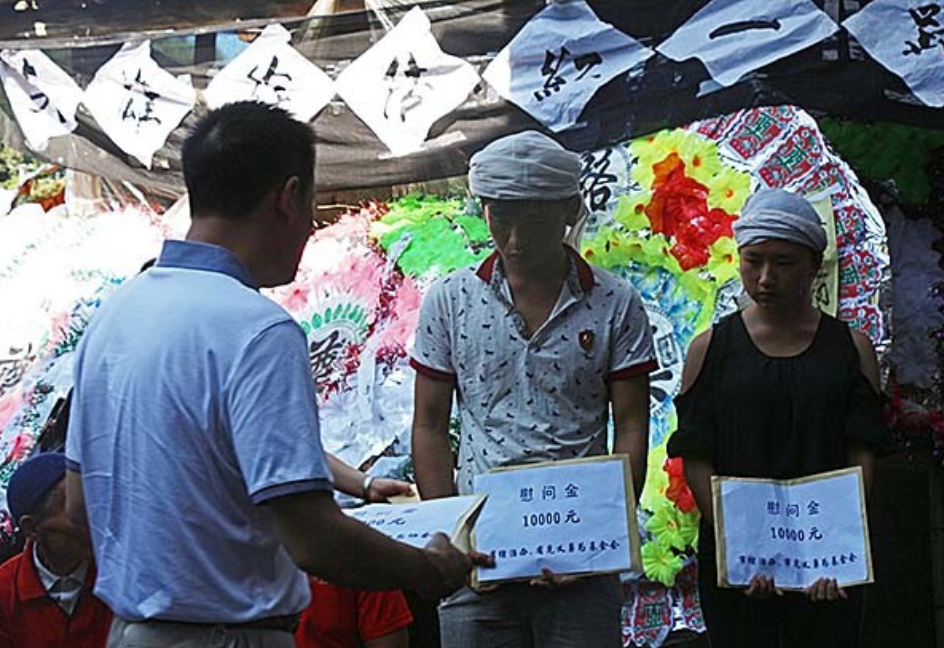 2014年，徐传红勇救母子3人牺牲，政府补偿66万，葬礼上千人送行