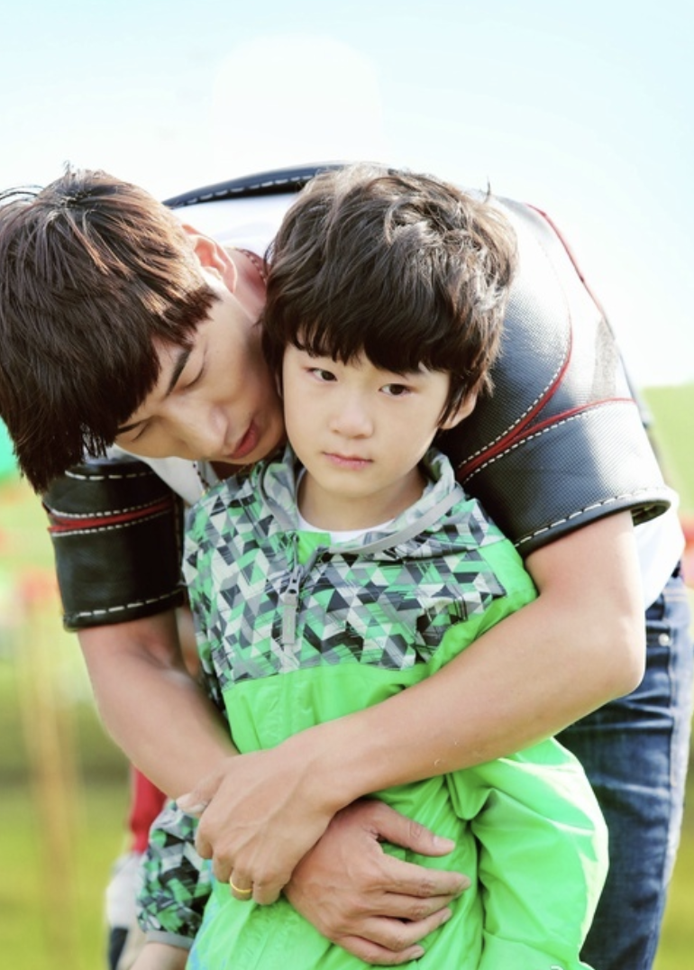 的人(张亮携妻子寇静陪儿子逛街被偶遇,15岁天天帅气有型,身高近1米9)