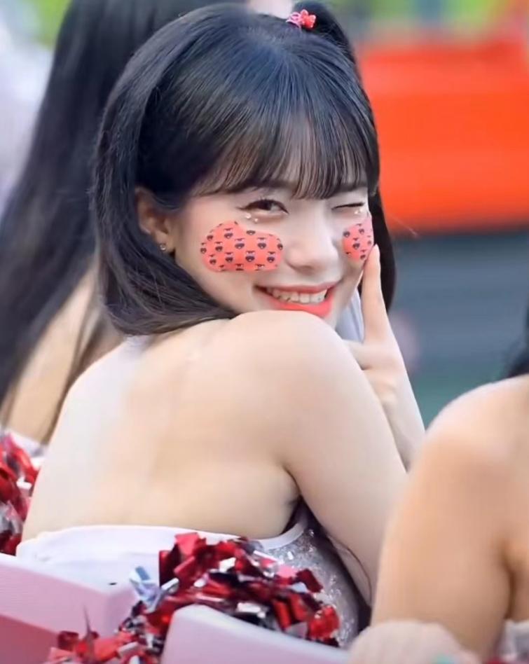 世界杯韩国啦啦队靠美貌为国长脸！队长穿露脐装跳热舞，身材超辣