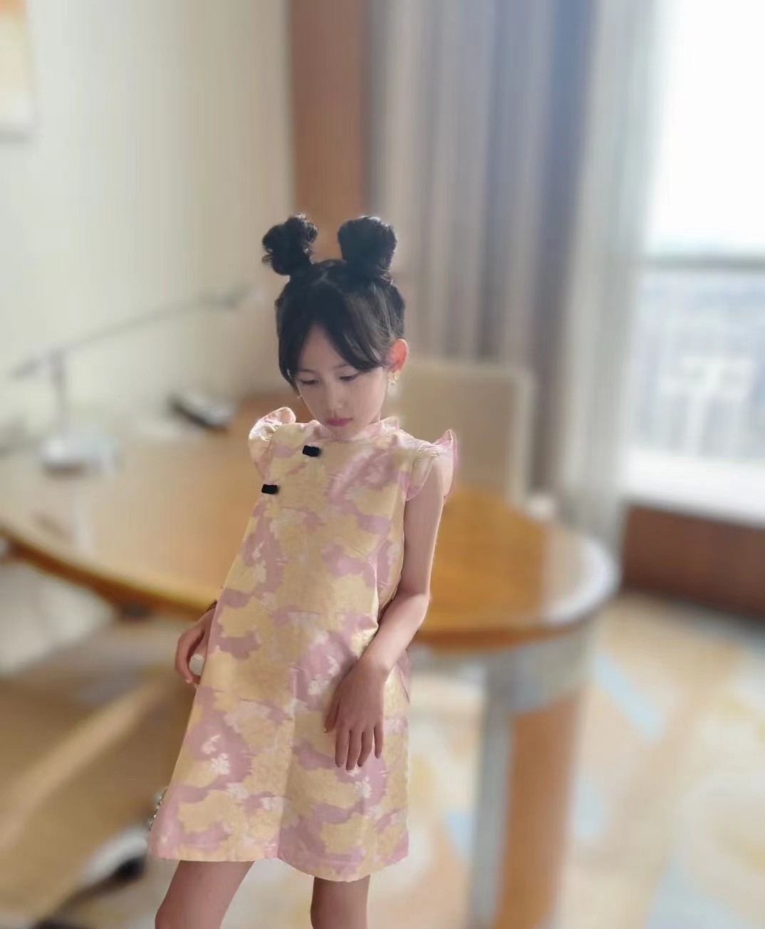 孙莉小女儿近照大变样！9岁妹妹涂口红戴耳环，开心大笑没前门牙