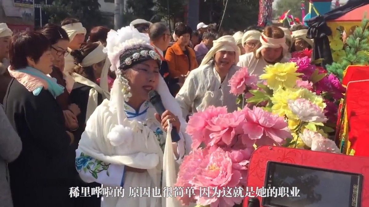 河南5旬女子靠哭丧为生，一场赚700元每年磕头上万次，如今已买楼