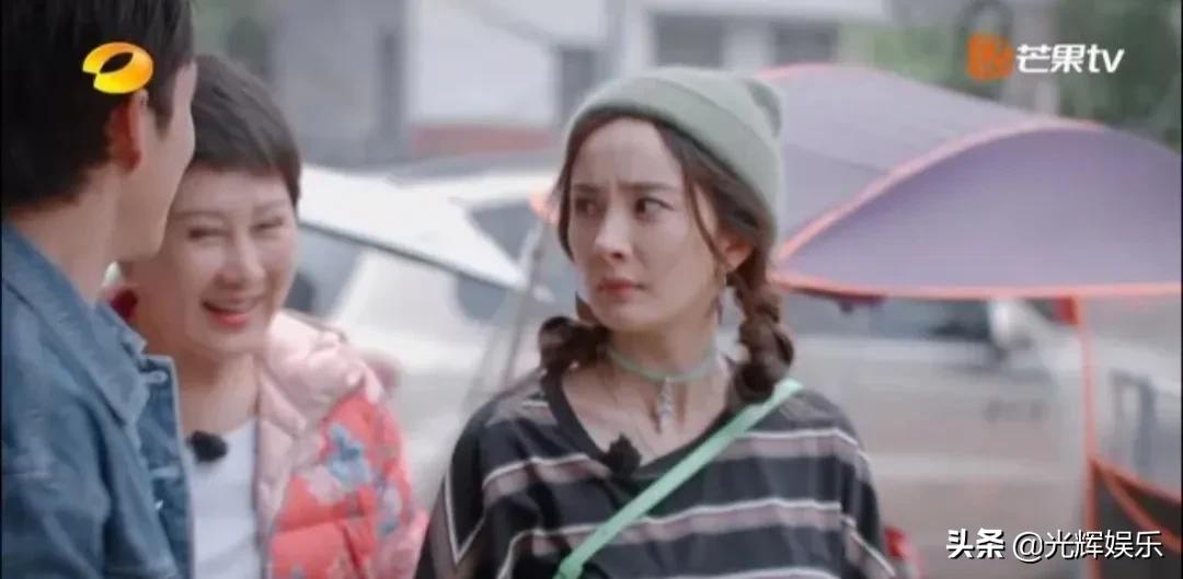 张凯丽和韩东君杨幂去买烧烤料，结果韩东君要烤大蒜吃