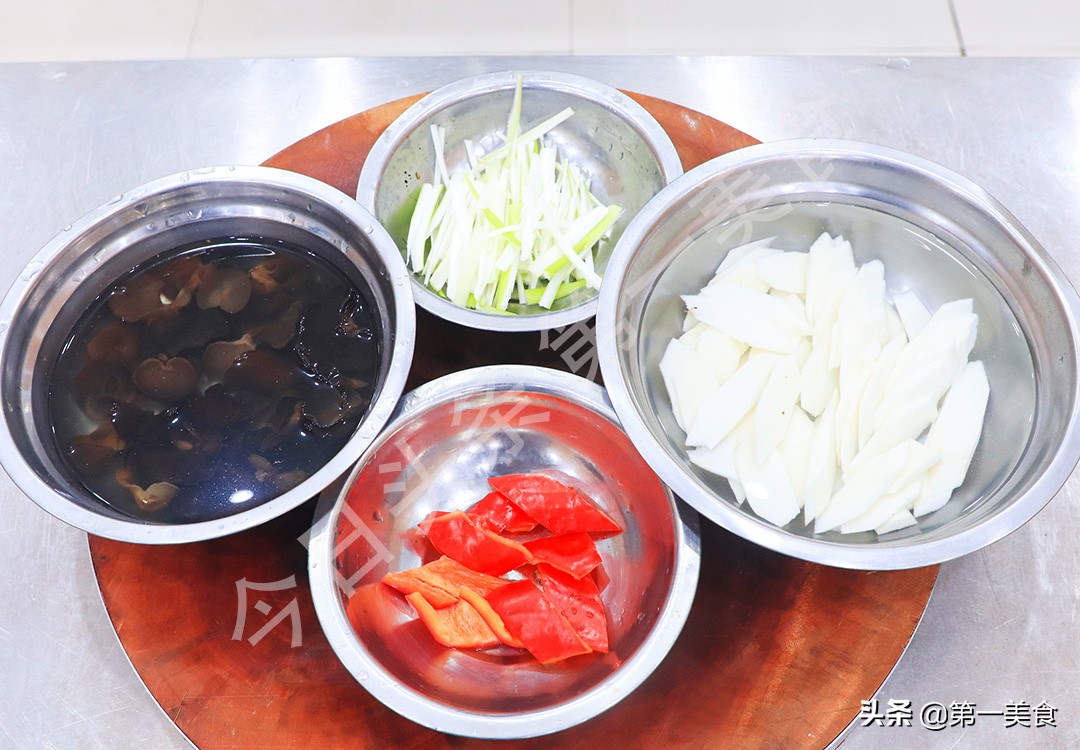 冬季天寒地冻，容易滑倒，推荐多吃这5种“高钙”食物，强筋健骨
