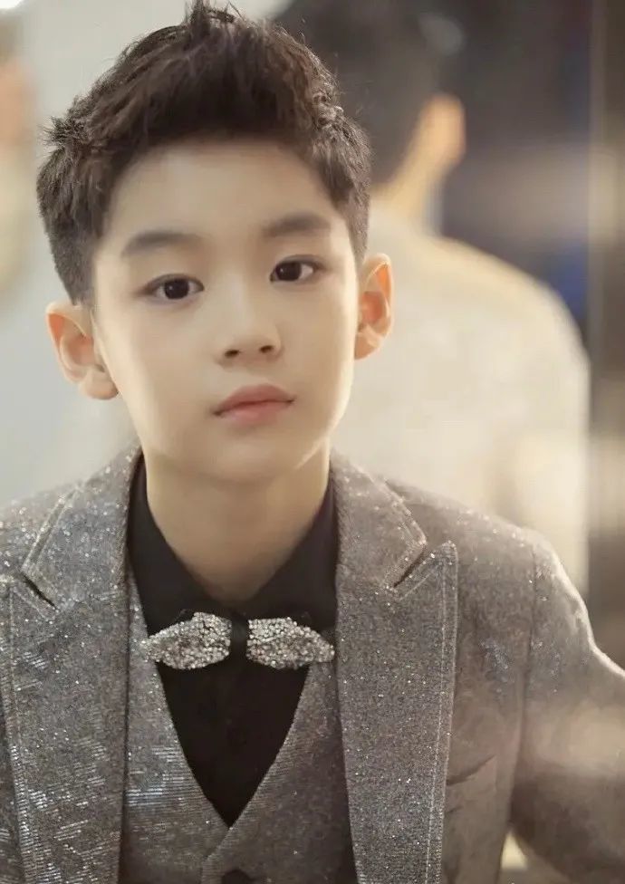 曹颖儿子毕业照爆火!穿西装弹吉他帅成偶像剧男主,进圈能成顶流