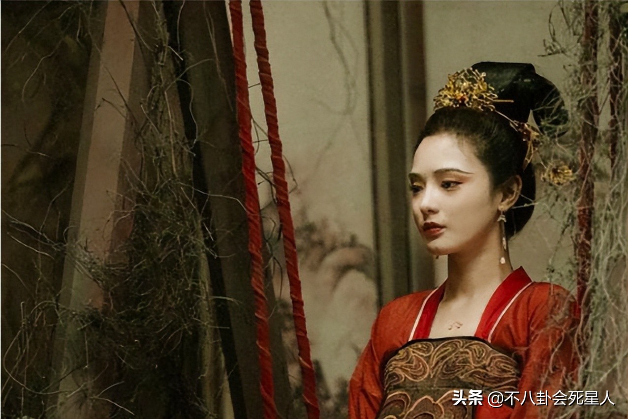 娱乐圈“一眼美人”太多了，全靠妆容造型加持，样貌缺点很明显