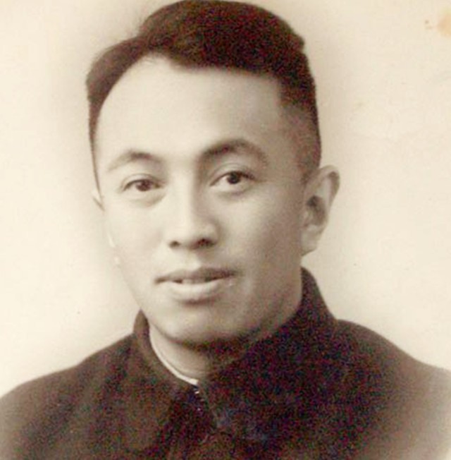 死相难看的日本将军，夜里遇到我军突袭，小兵从屁股处把将军捅死