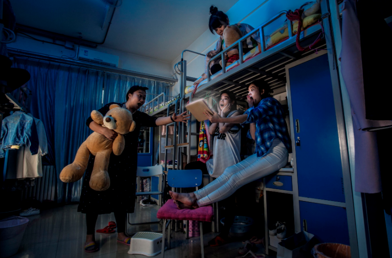 西安高校封校后，一名体育生拿室友当杠铃，隔离宿舍的奇葩生活