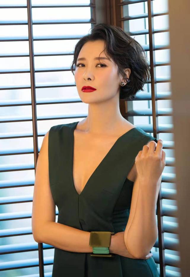 演员柯蓝:23岁就年薪百万,50岁依然单身,有黄志忠陪伴不孤独