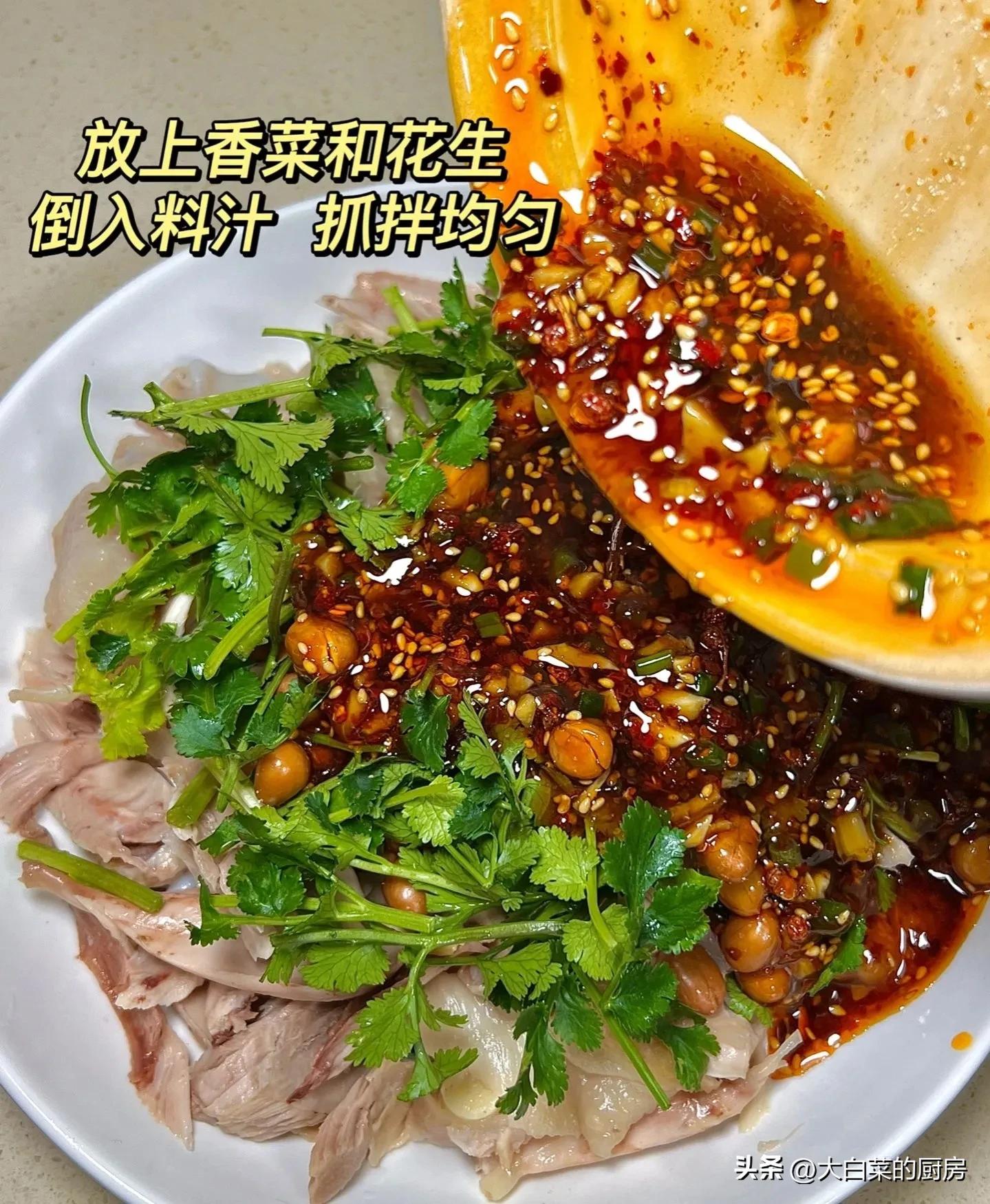 我爸说这么好的天不吃个凉拌手撕鸡都对不起自己，说完开了瓶酒！