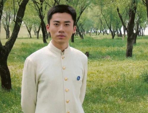 徐亮,在当年也算是一位小有名气的演员,出道即巅峰.