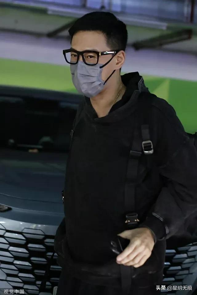 林峯《披荆斩棘》下班路透释出 路遇粉丝热情签名对镜挥手