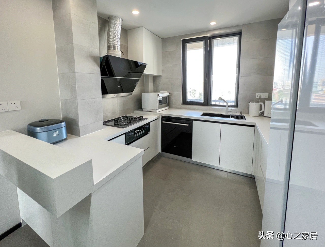 80㎡两室两卫装修的简约别致，空间利用充实，主卧衣帽间独特时尚