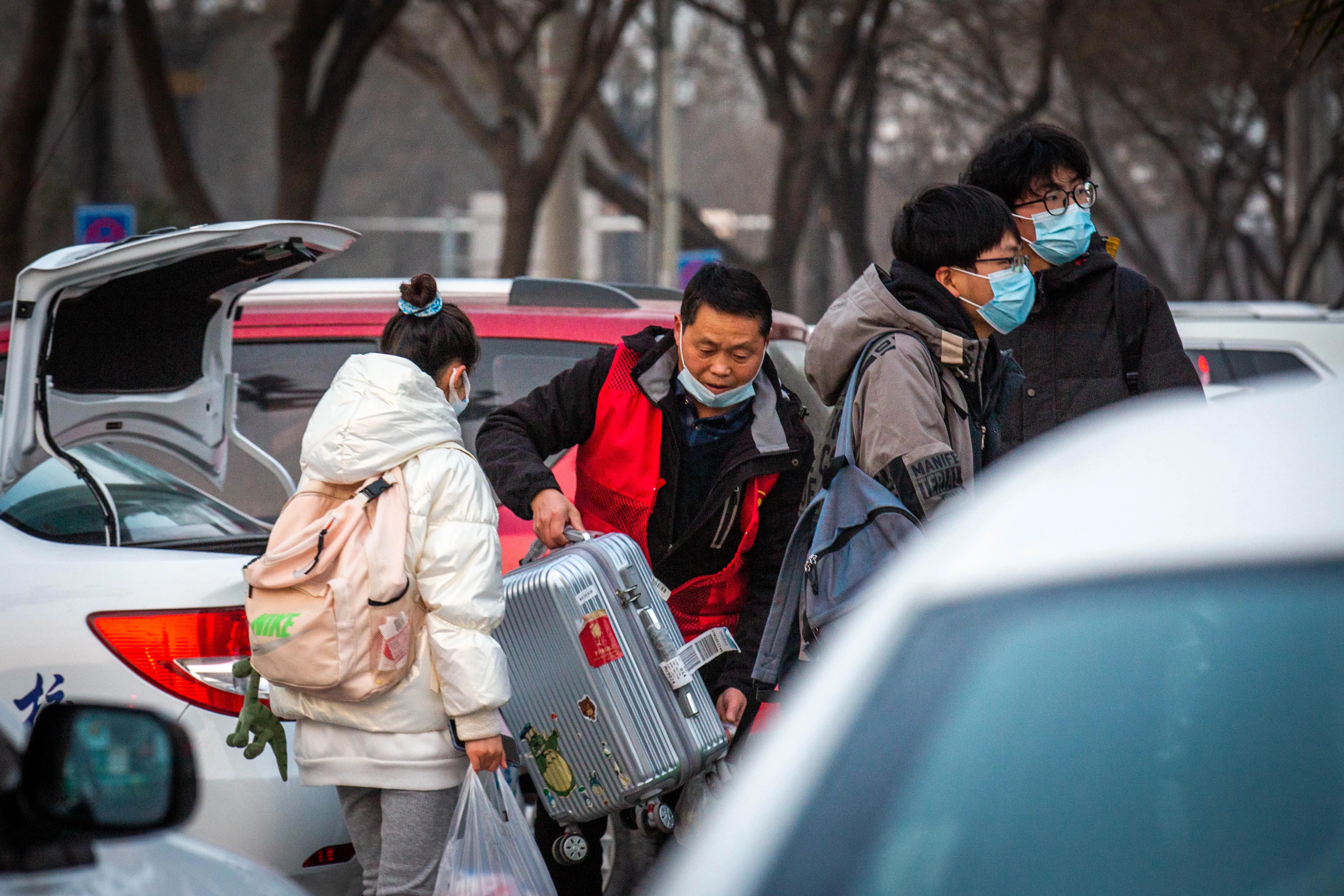 渭南:黄河驾校硬核护送学生返乡回家 有效降低疫情传播风险