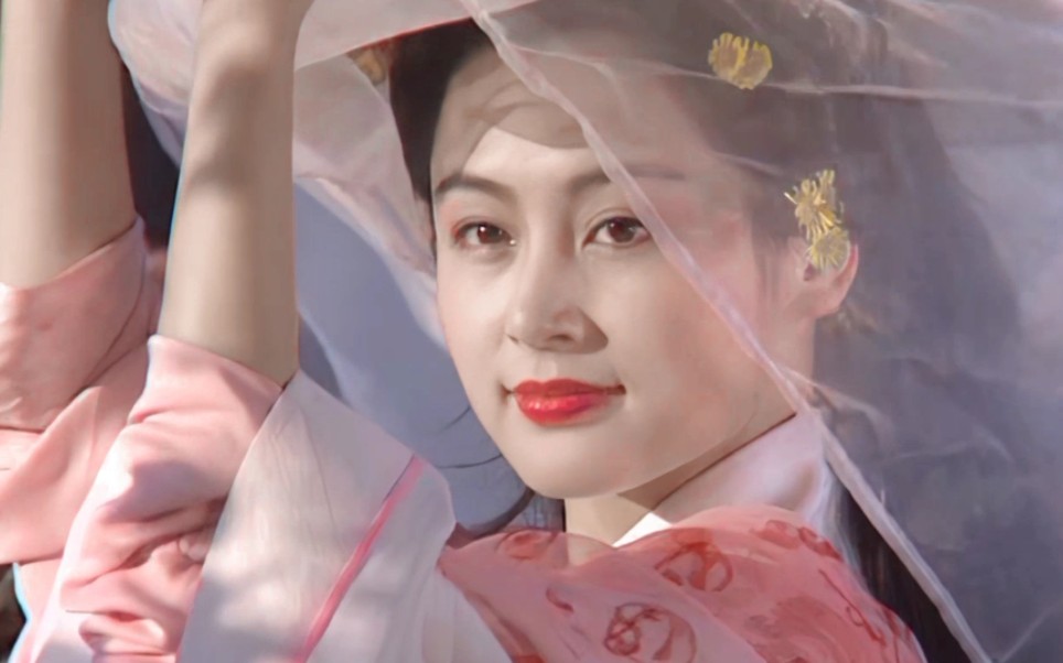 "回眸一笑"真的不要硬演,有人一眼万年,有人想给她按回去