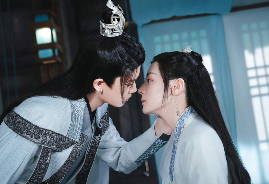 任嘉伦迪丽热巴皆有两部剧入围金鹰奖，却没有爆红的《驭鲛记》