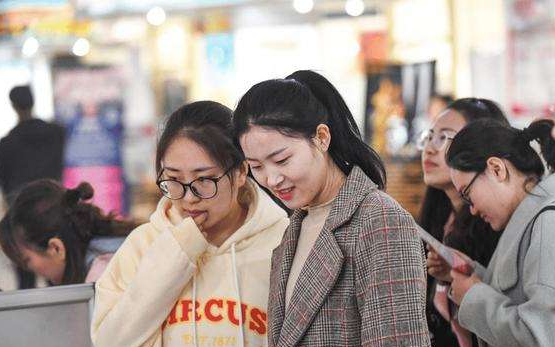 江苏某高校宿舍遭“强征”？学生物品被搬离，网友：学生怎么办