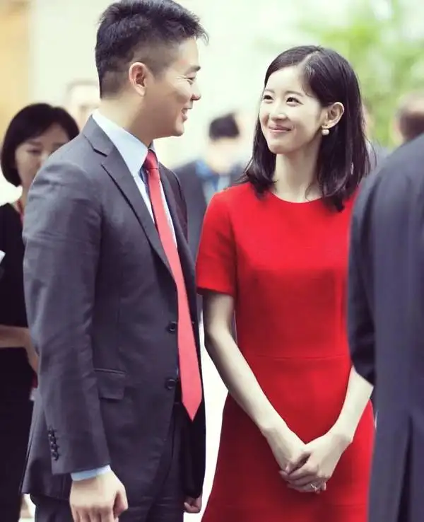 章泽天与富豪老公并肩更美了，就算穿着成熟的裙装，也仍然很稚嫩