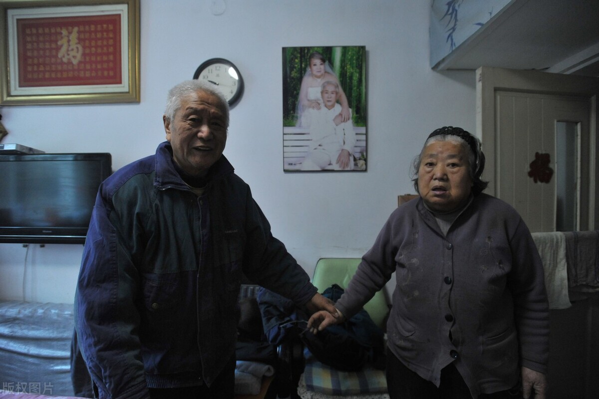人到晚年，去养老院养老好还是请保姆养老好？74岁老人说了大实话