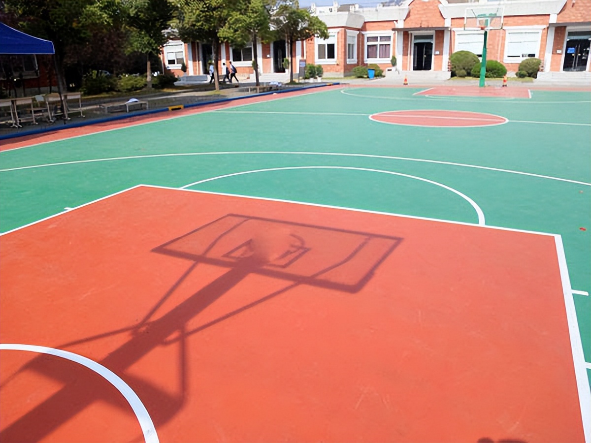 悬浮地板多少一平米（篮球场建设费用大致包含哪些？建造一个篮球场要多少钱？）