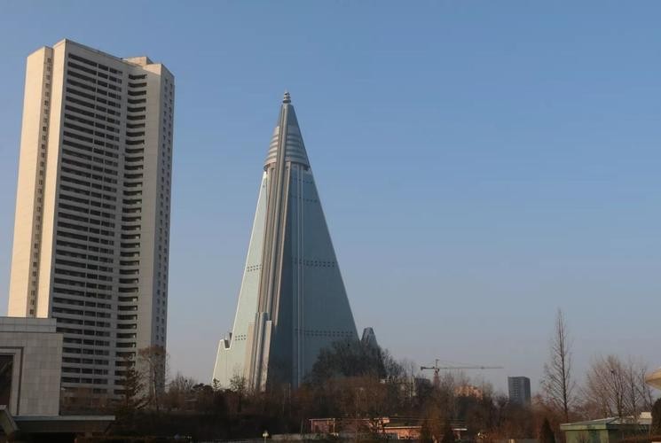 朝鲜为什么那么穷(朝鲜其实并不穷？花费7.5亿，耗时三十年建一座烂尾楼？)