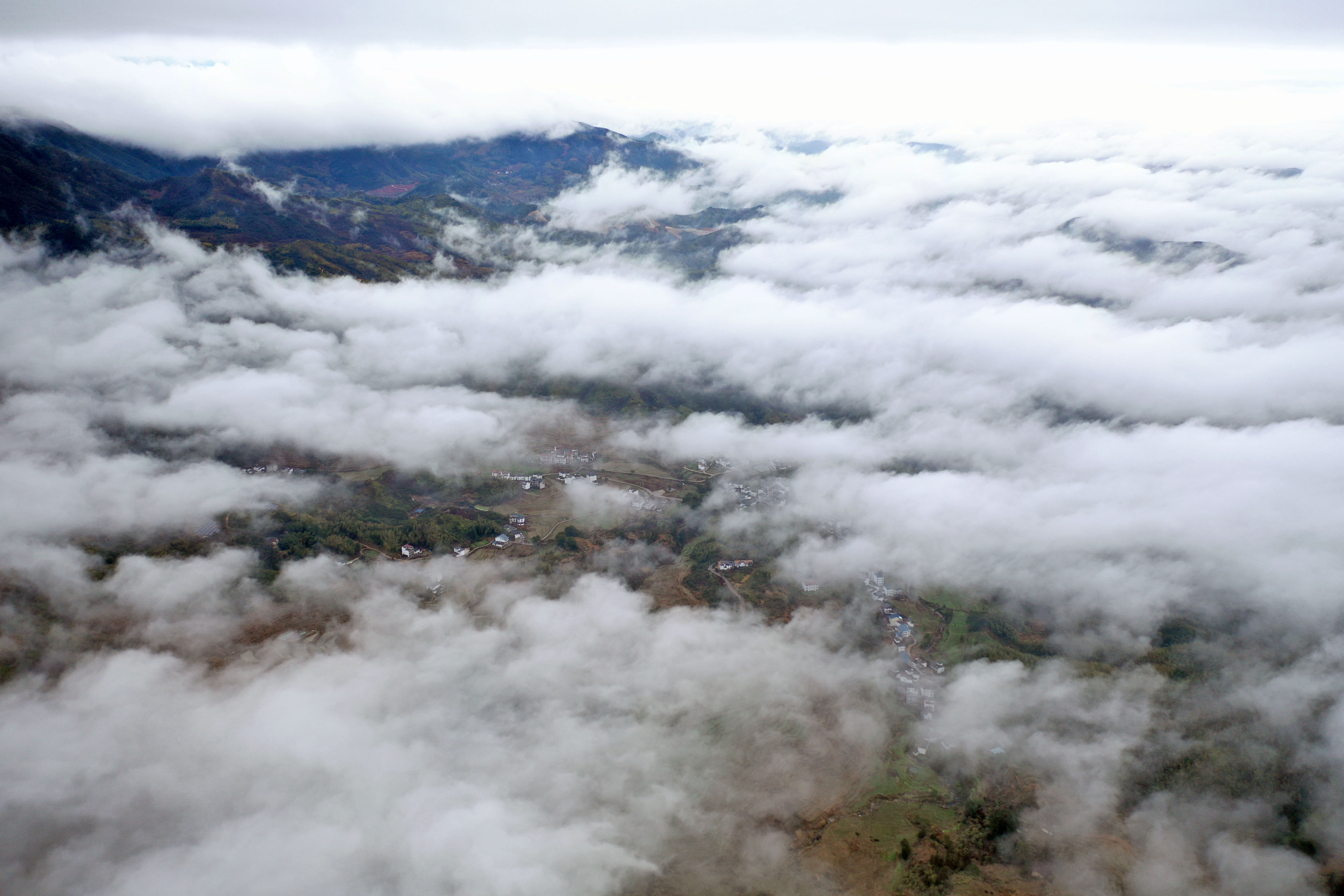 江西上饶：雾绕灵山 唯美仙境